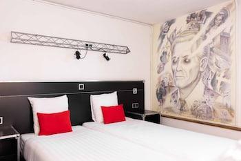 BASIC, BASEMENT, DOUBLE OR TWIN BED, SHARED BATHROOM
