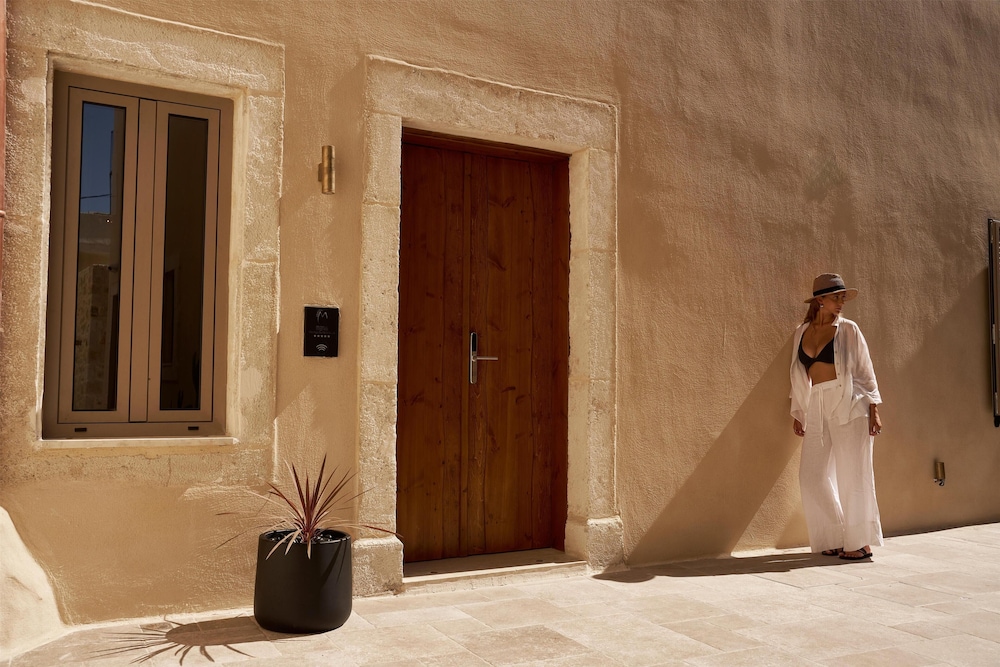 Manili Boutique Suites & Villas 40/60