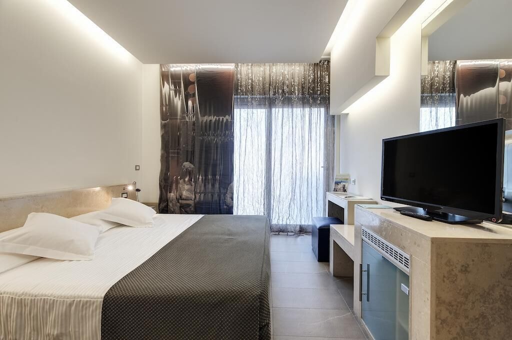 Family, 1 Queen and 1 Single Bed, Aran Blu 2/5