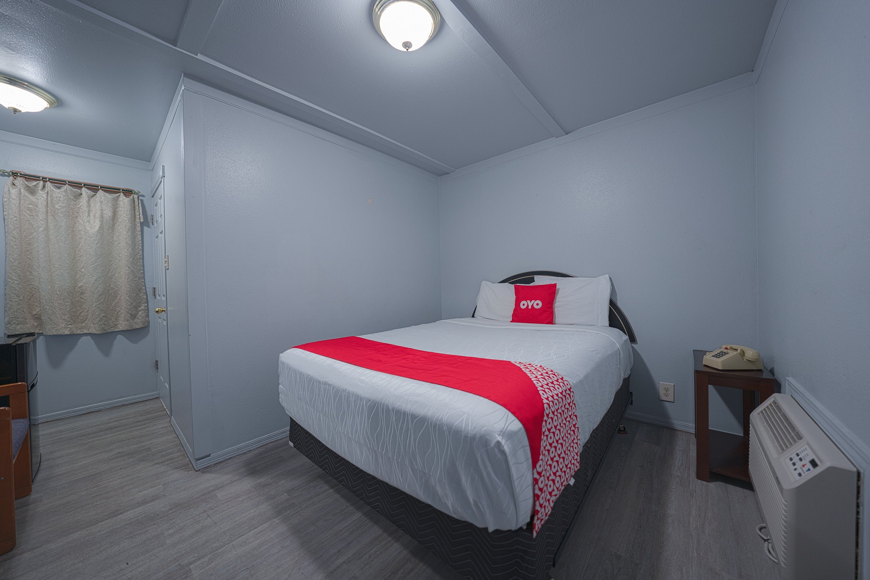 Full Bed، OYO Hotel Portland OR near Airport 4/5