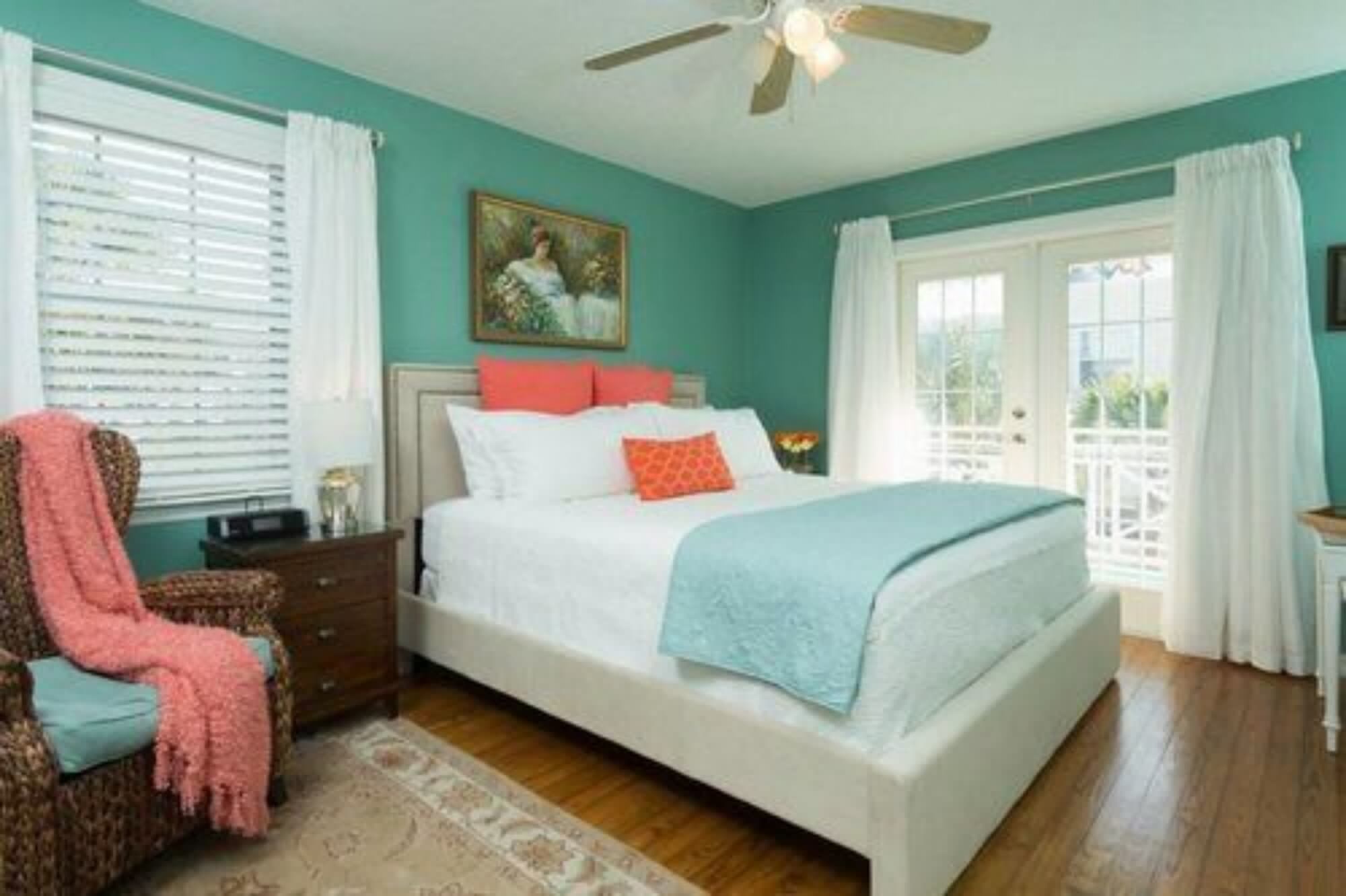 Lagoon, Beach, Cottage, 1 Queen and 1 Single Bed