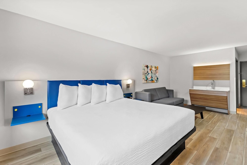 SUITE, KING BED