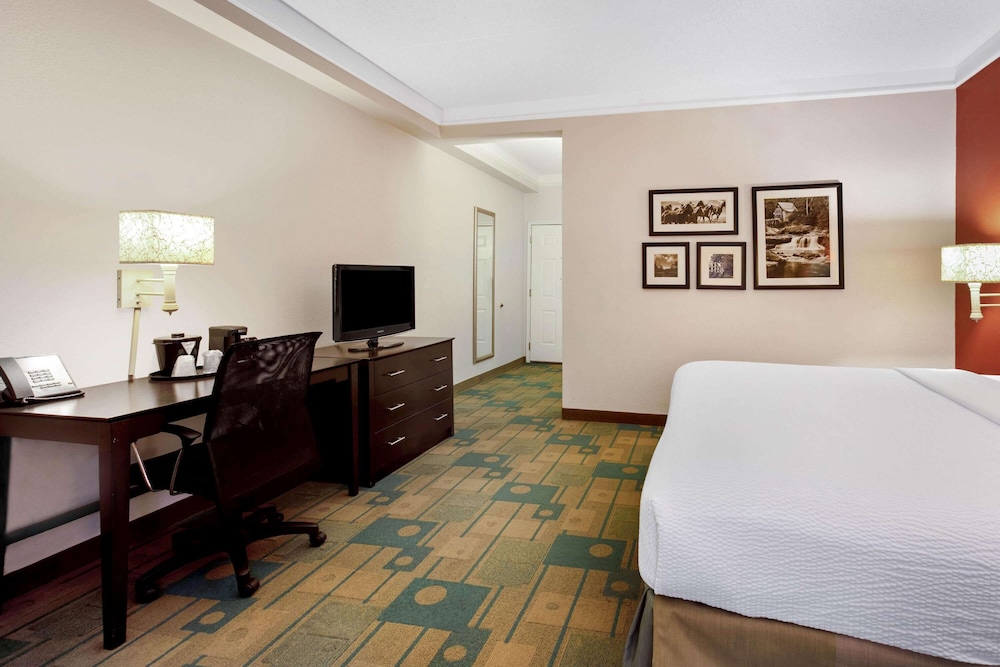 La Quinta Inn & Suites by Wyndham Dallas DFW Airport North 20/55