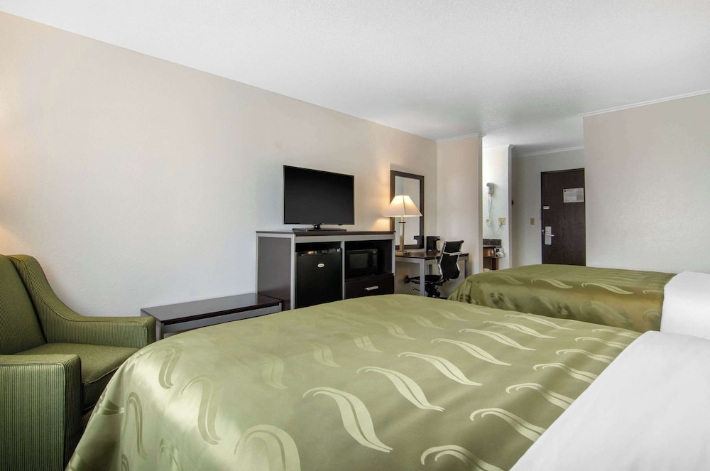 غرفة قياسية بسريرين كوين، Quality Inn Russell, KS 7/10