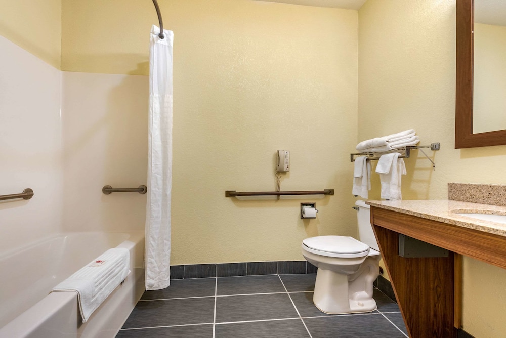 Comfort Inn Warren I-69 7/30