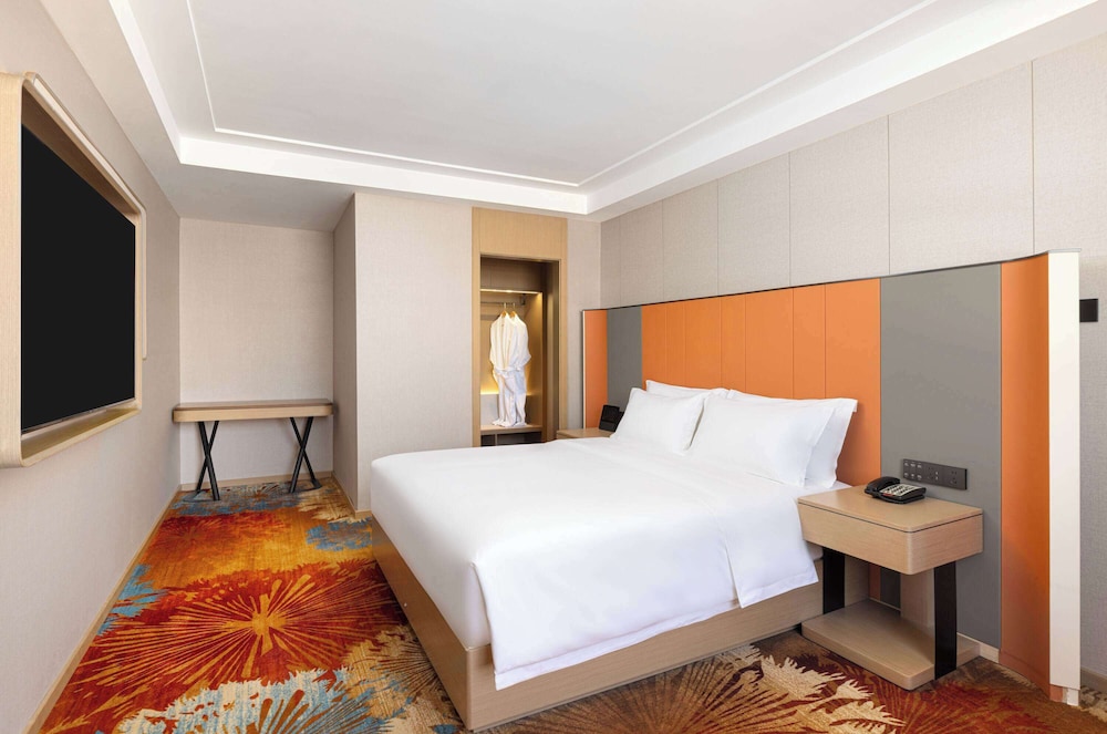 Elegant, Queen Bed