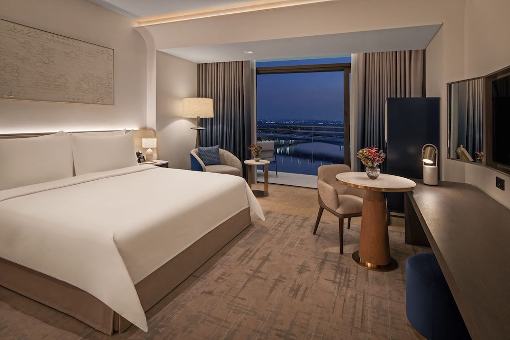 DELUXE, KING BED, CANAL VIEW