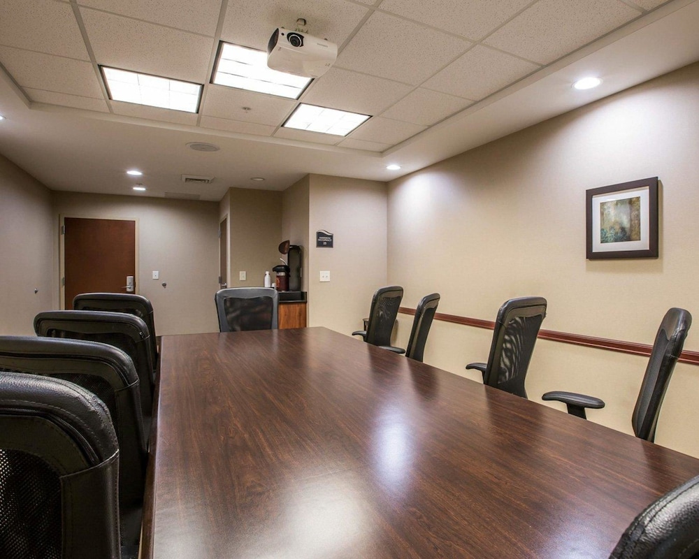 Comfort Suites Whitsett - Greensboro East Whitsett NC 40/41