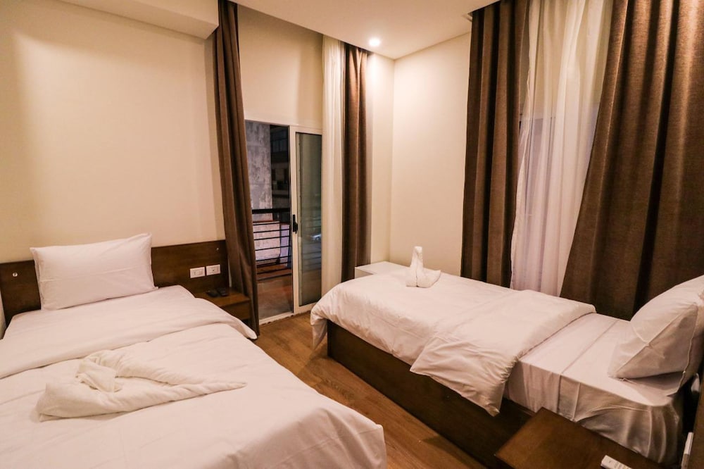 DELUXE, TWIN BEDS
