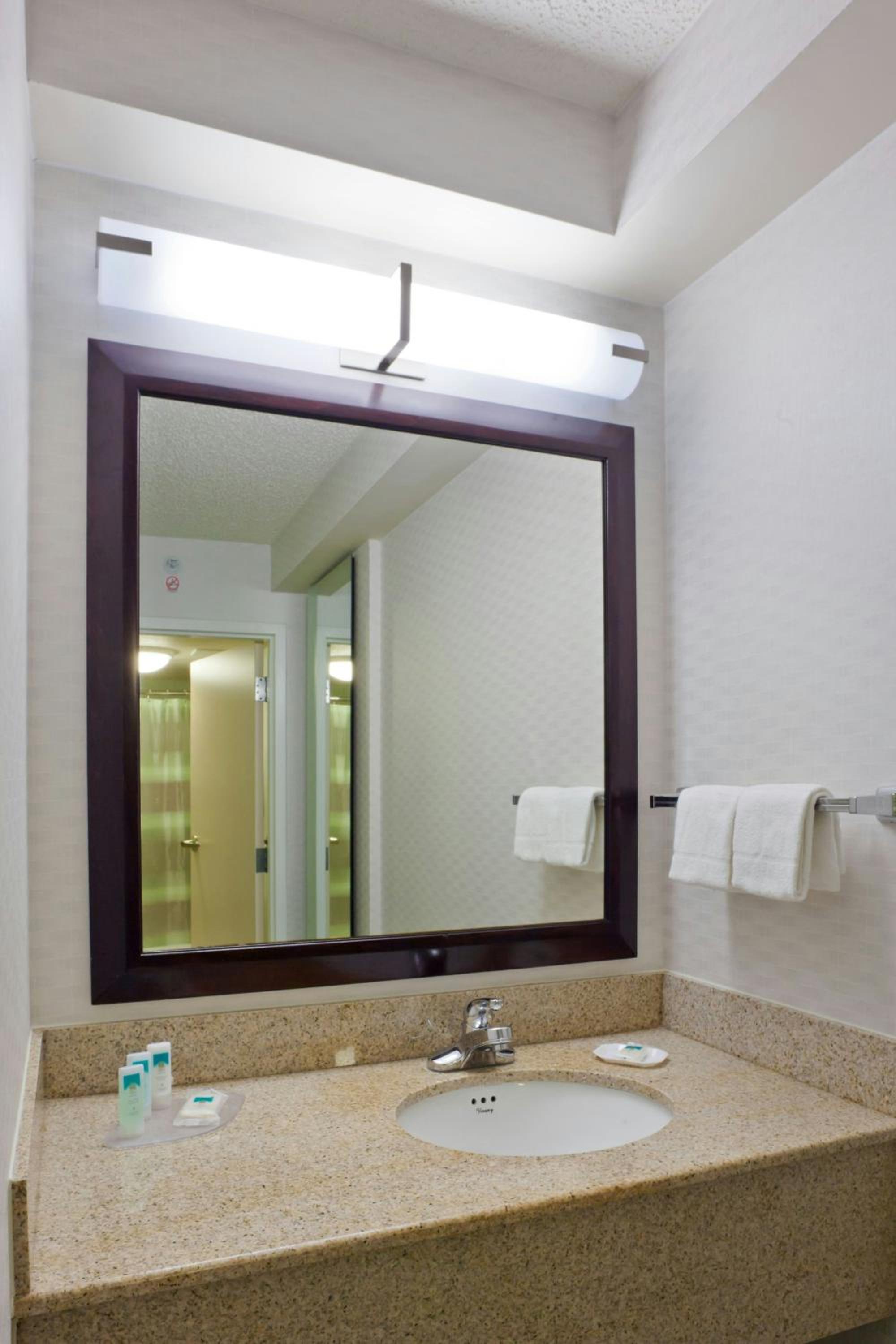 جناح بسريرين مزدوجين مع أريكة لذوي الإعاقة، Springhill Suites Denver North Westminster 4/9