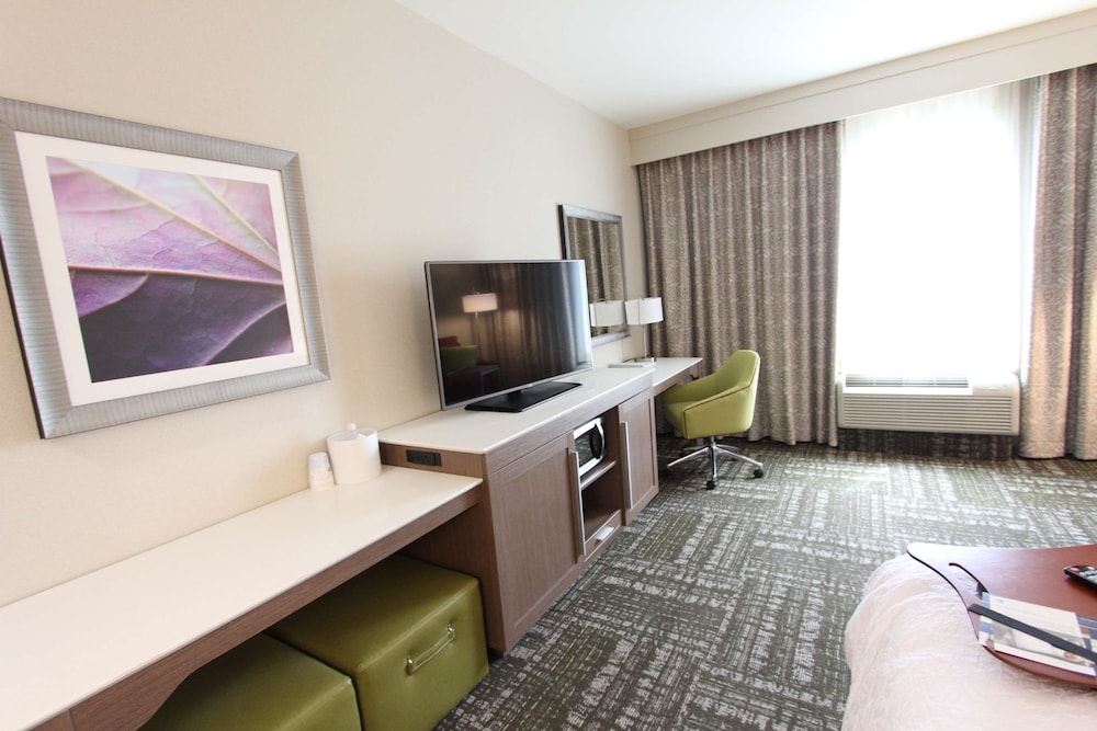 Hampton Inn Suites Dallas Market Center 30/75