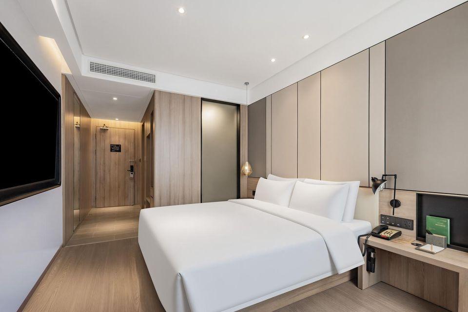 Elegant, Queen Bed