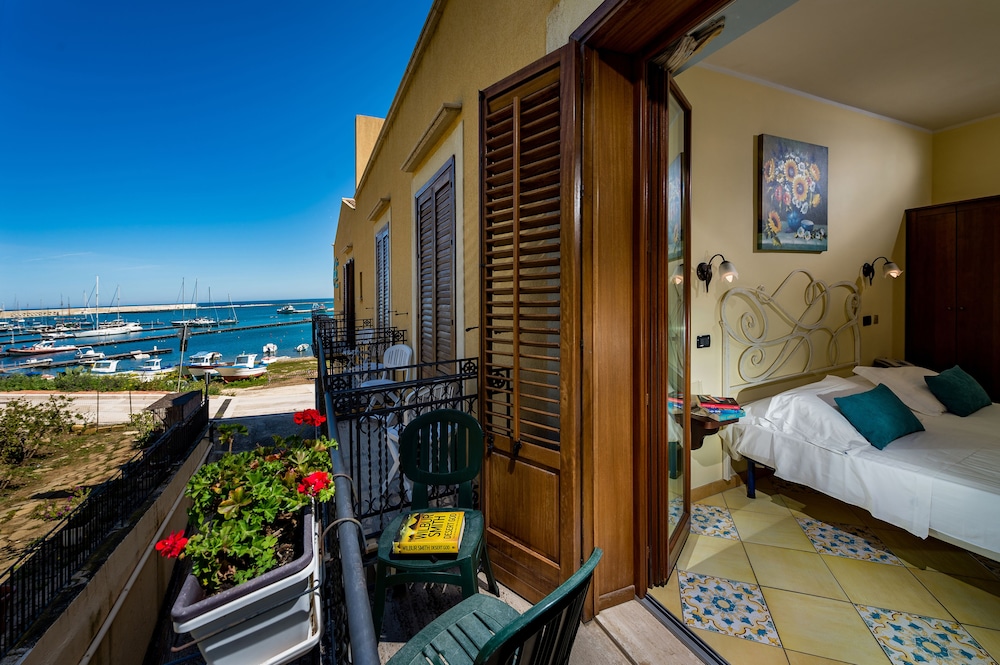 HOTEL CALA MARINA 9/72