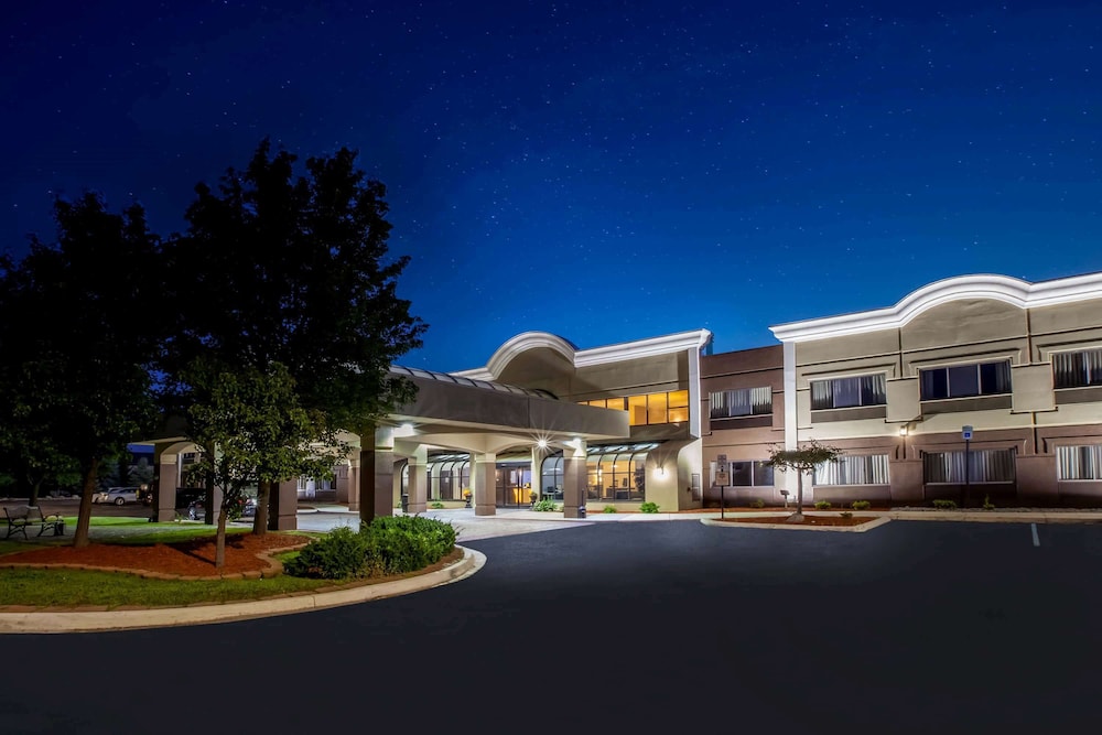 Days Inn & Suites by Wyndham Rochester Hills MI 1/31