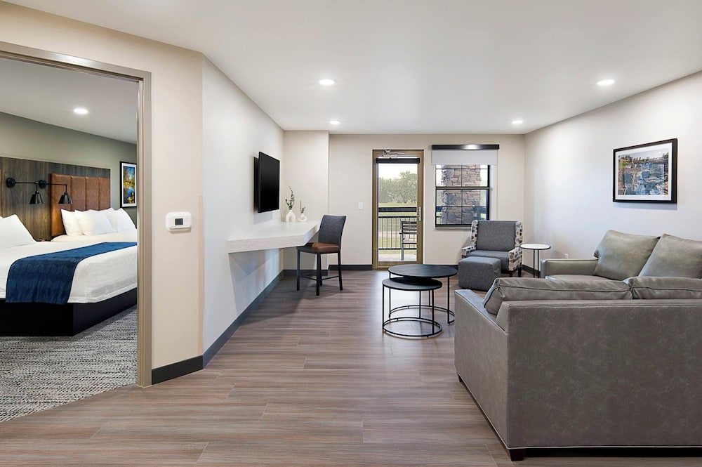 جناح بسريرين كوين بشرفة، Clubhouse Hotel Suites Sioux Falls 2/3