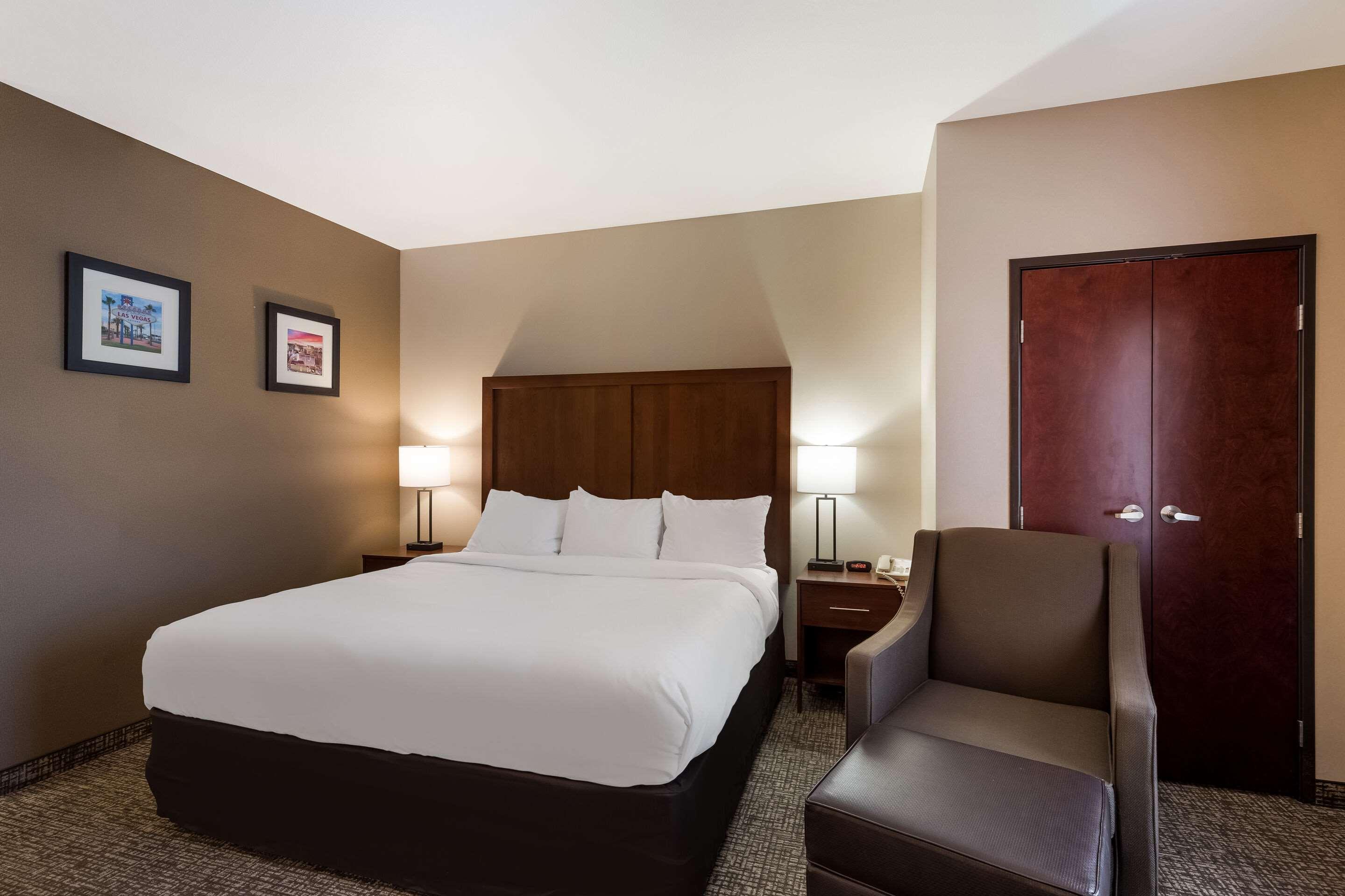 SUITE, KING BED, ACCESSIBLE