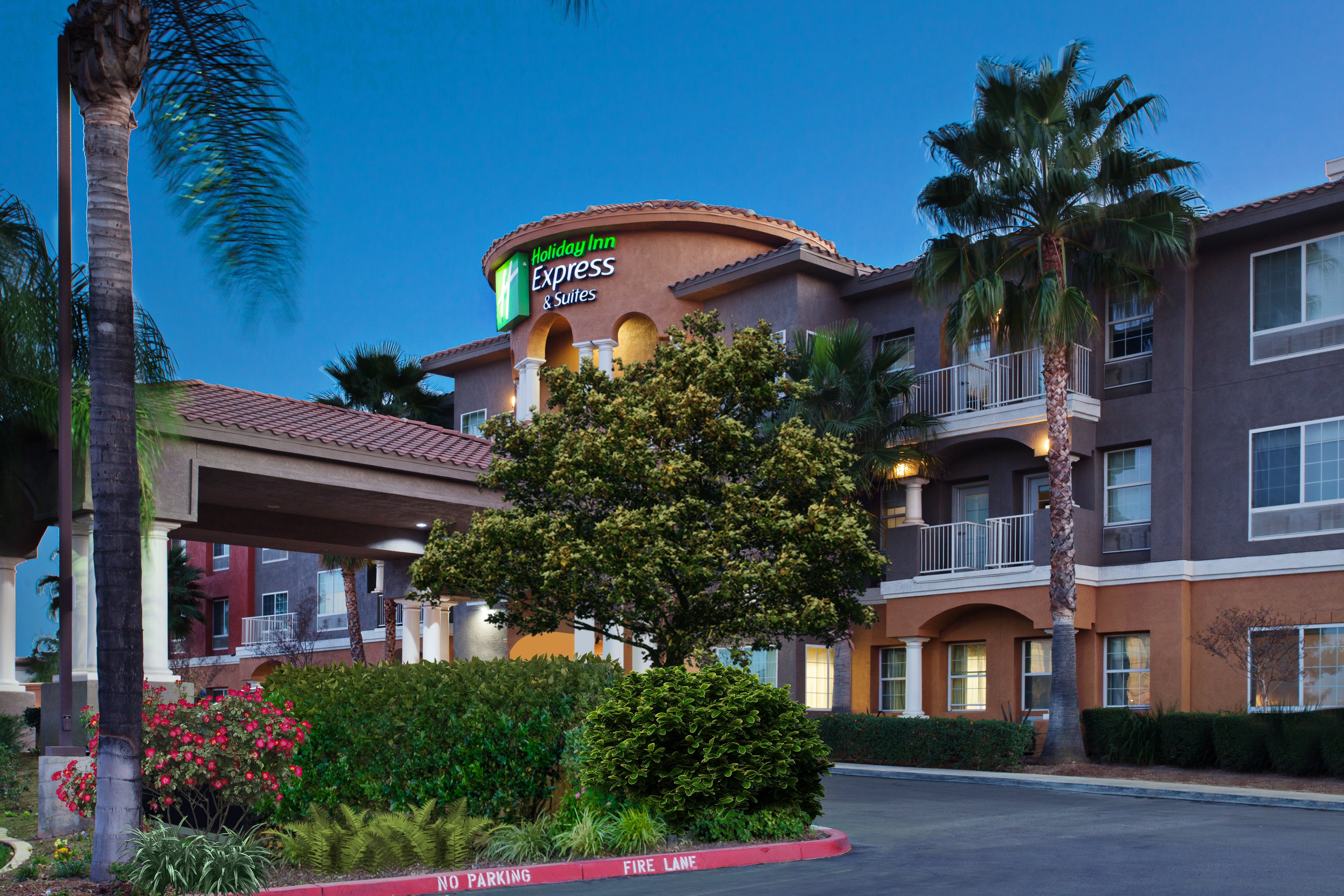 Holiday Inn Express Hotel & Suites Corona 5/57
