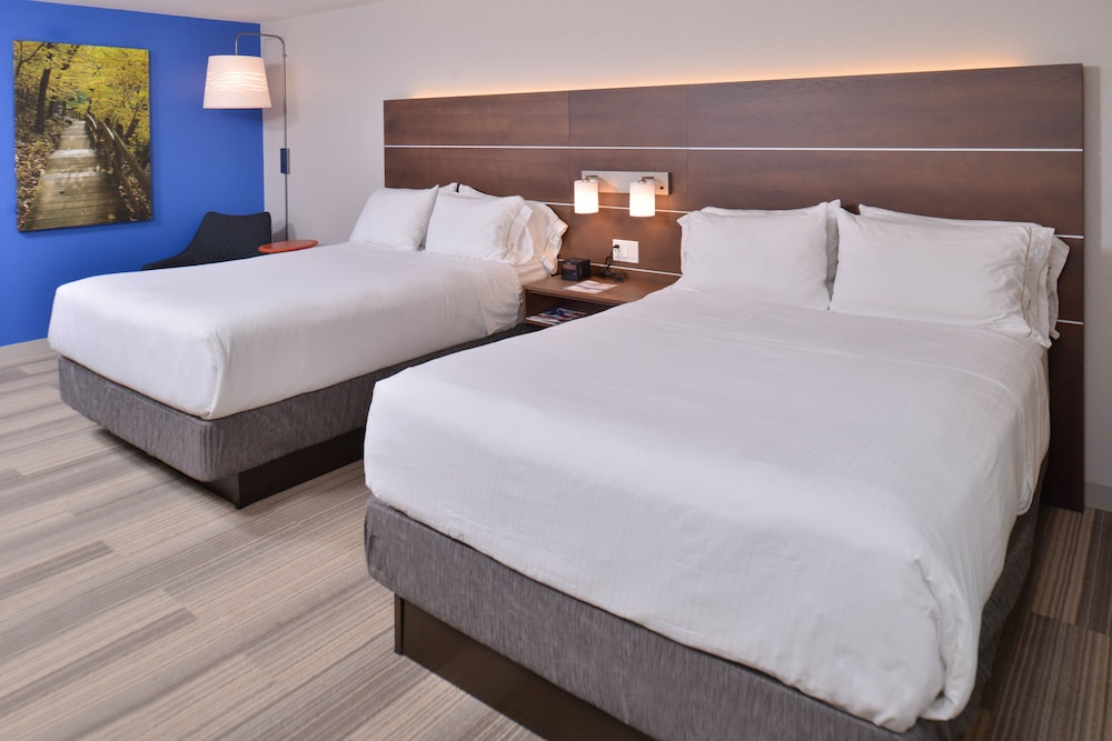 Holiday Inn Express Hotel Suites Stevens Point 24/57