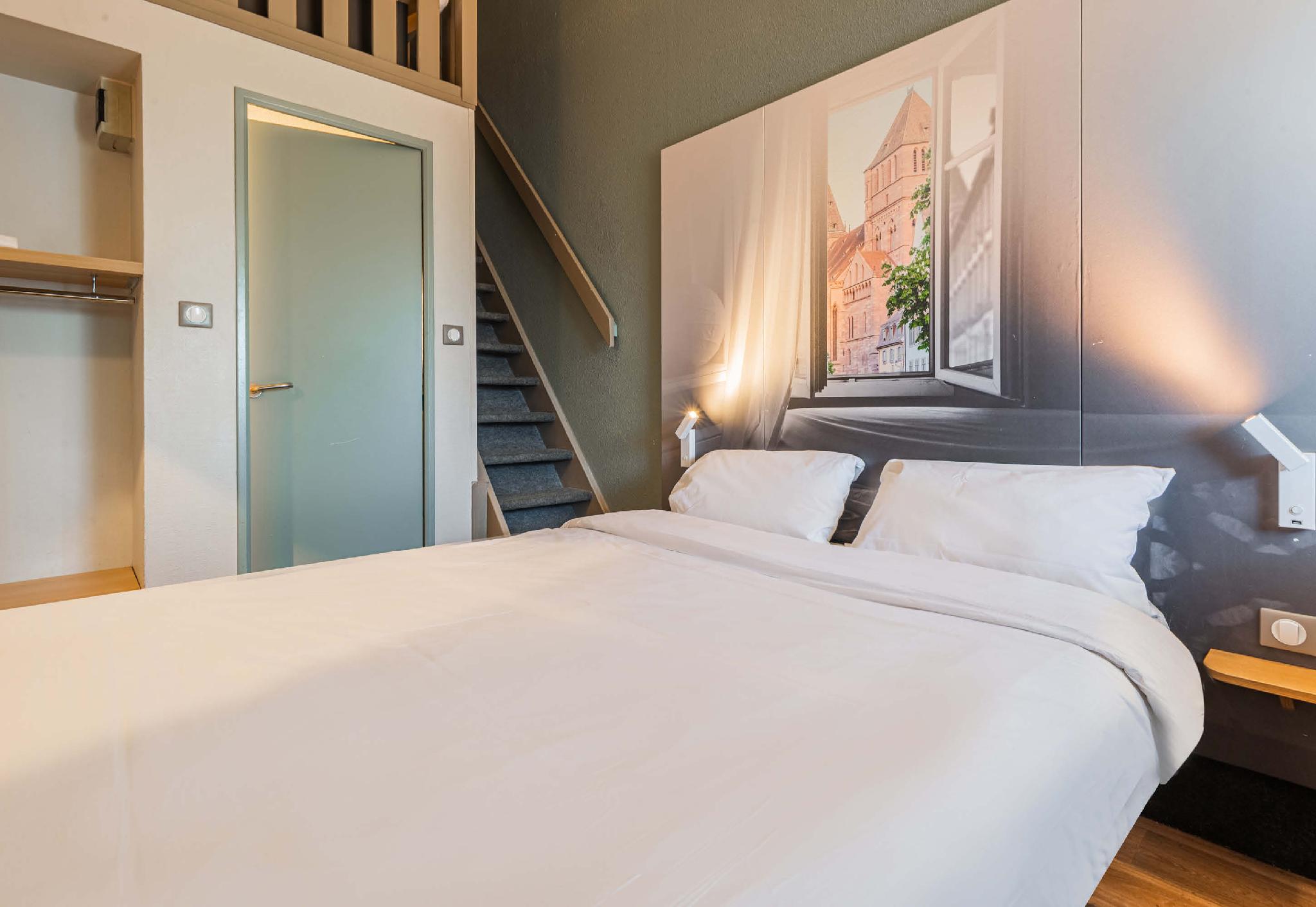 ROOM, QUADRUPLE