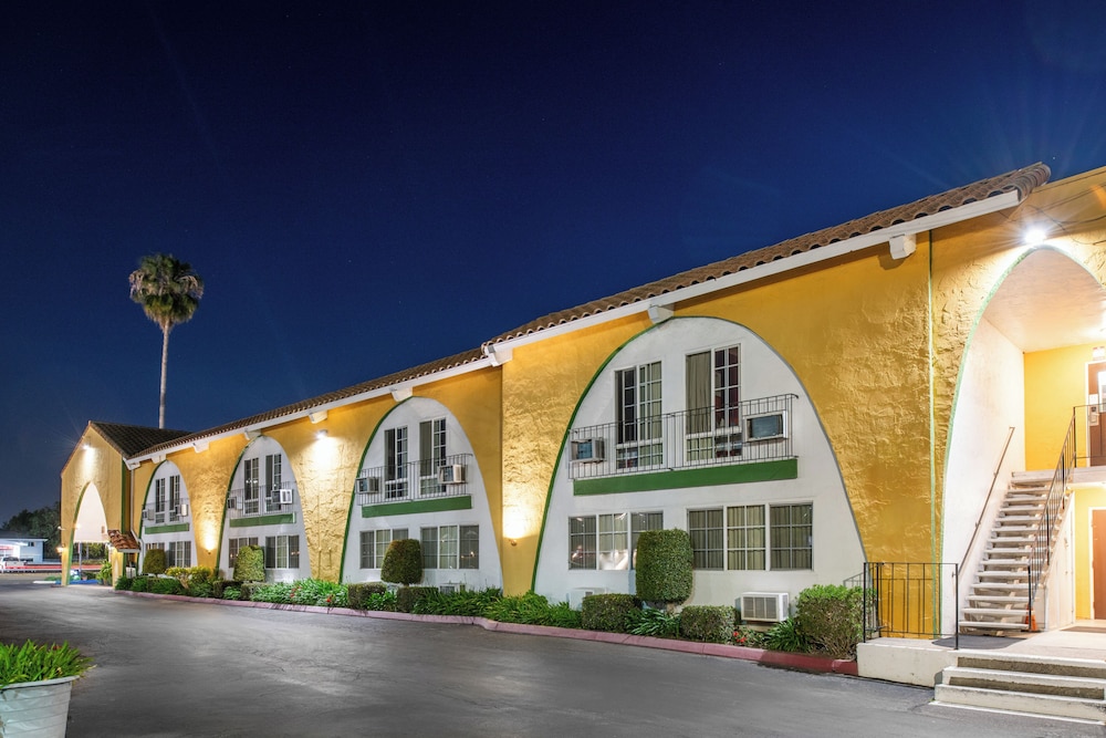 Granada Inn 5/67