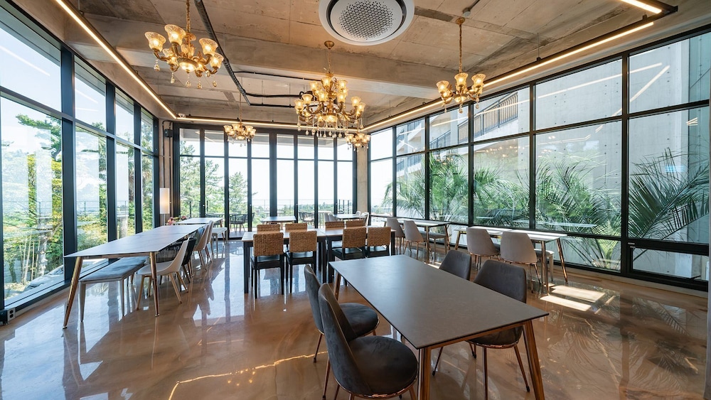 J.View Hotel 33/43