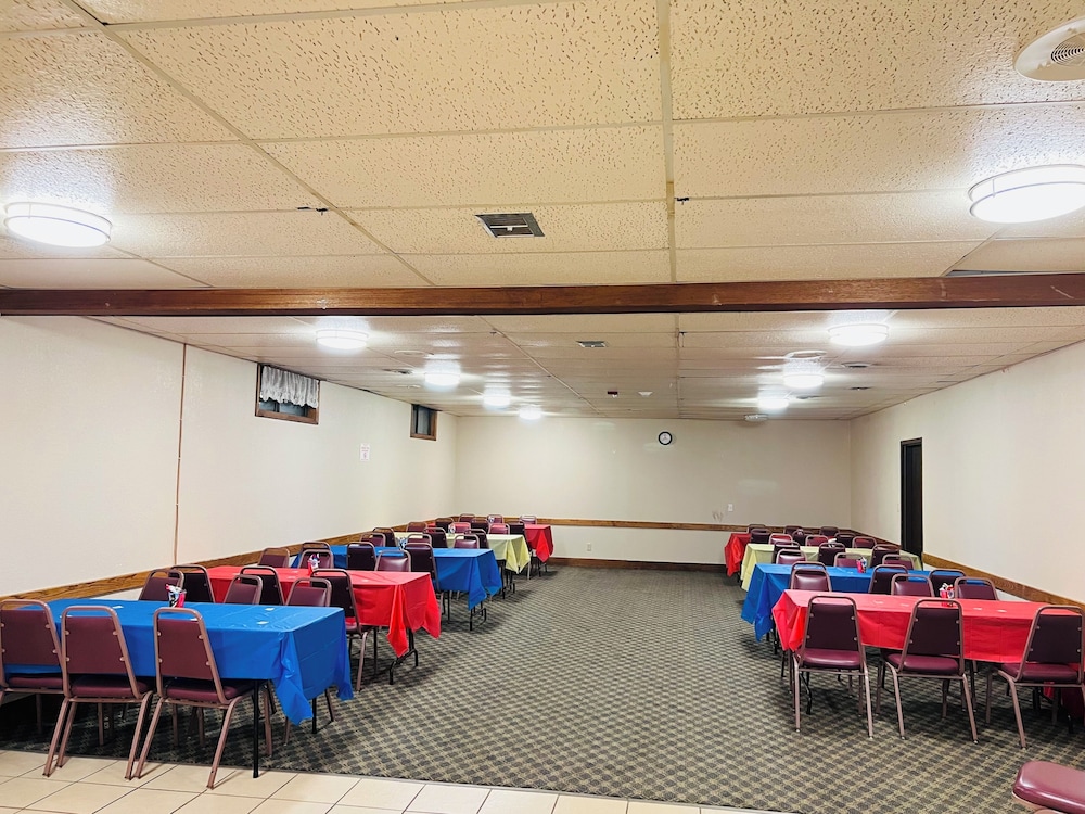 Hometown Inn Suites 37/50