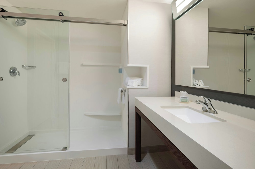 1 Bedroom, Suite, King Bed, Sofa, Balcony, Accessible 4/7