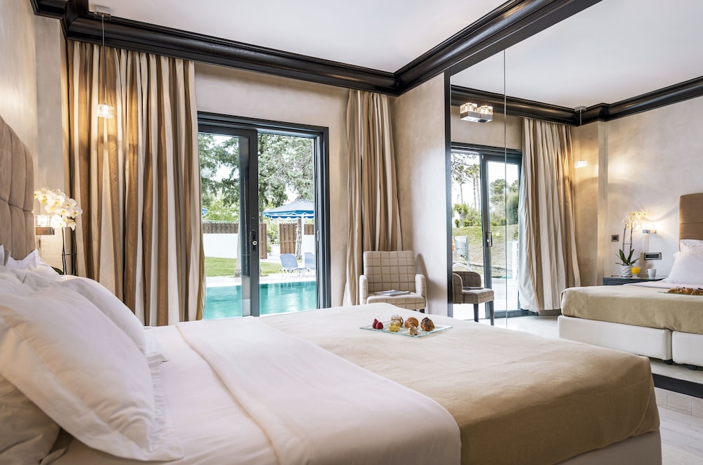 ROOM, TWIN BEDS, SHARED POOL