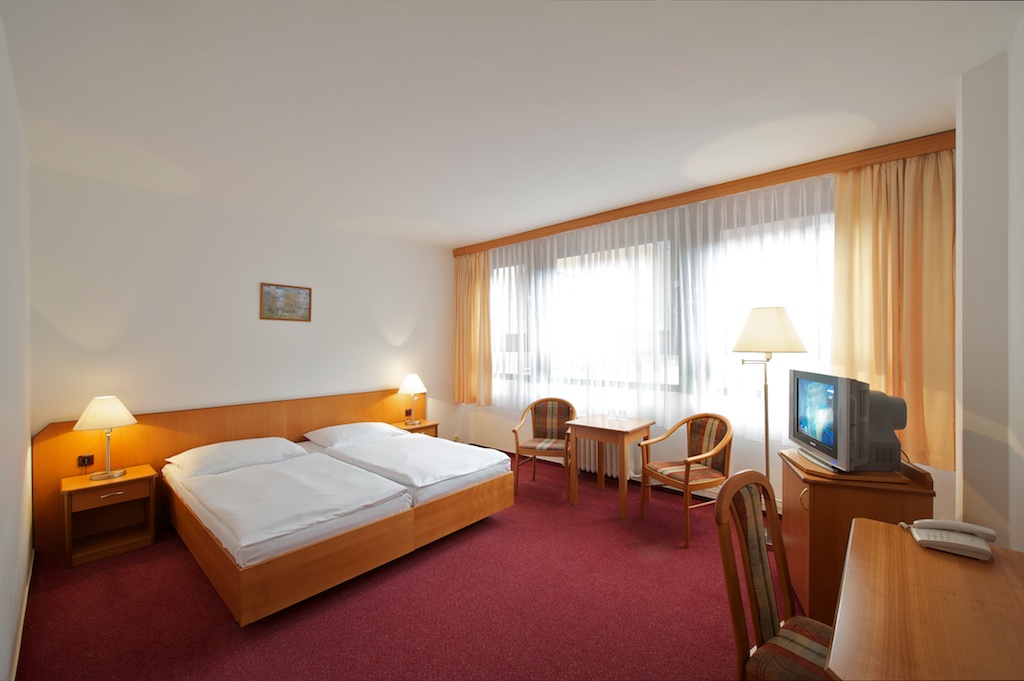 Room, Triple