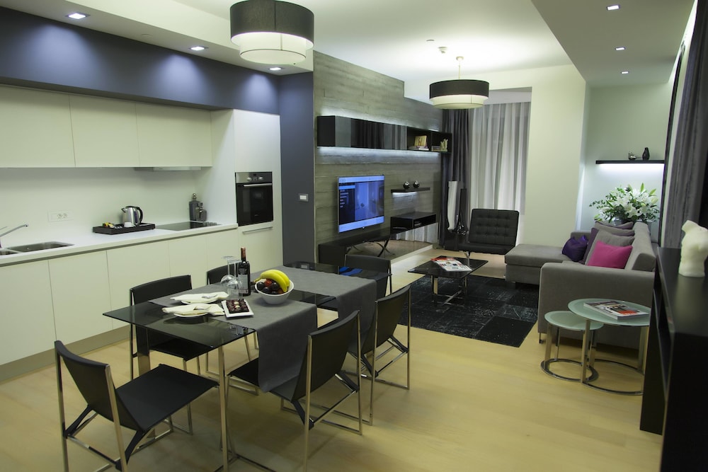 The Leos Residence 56/60