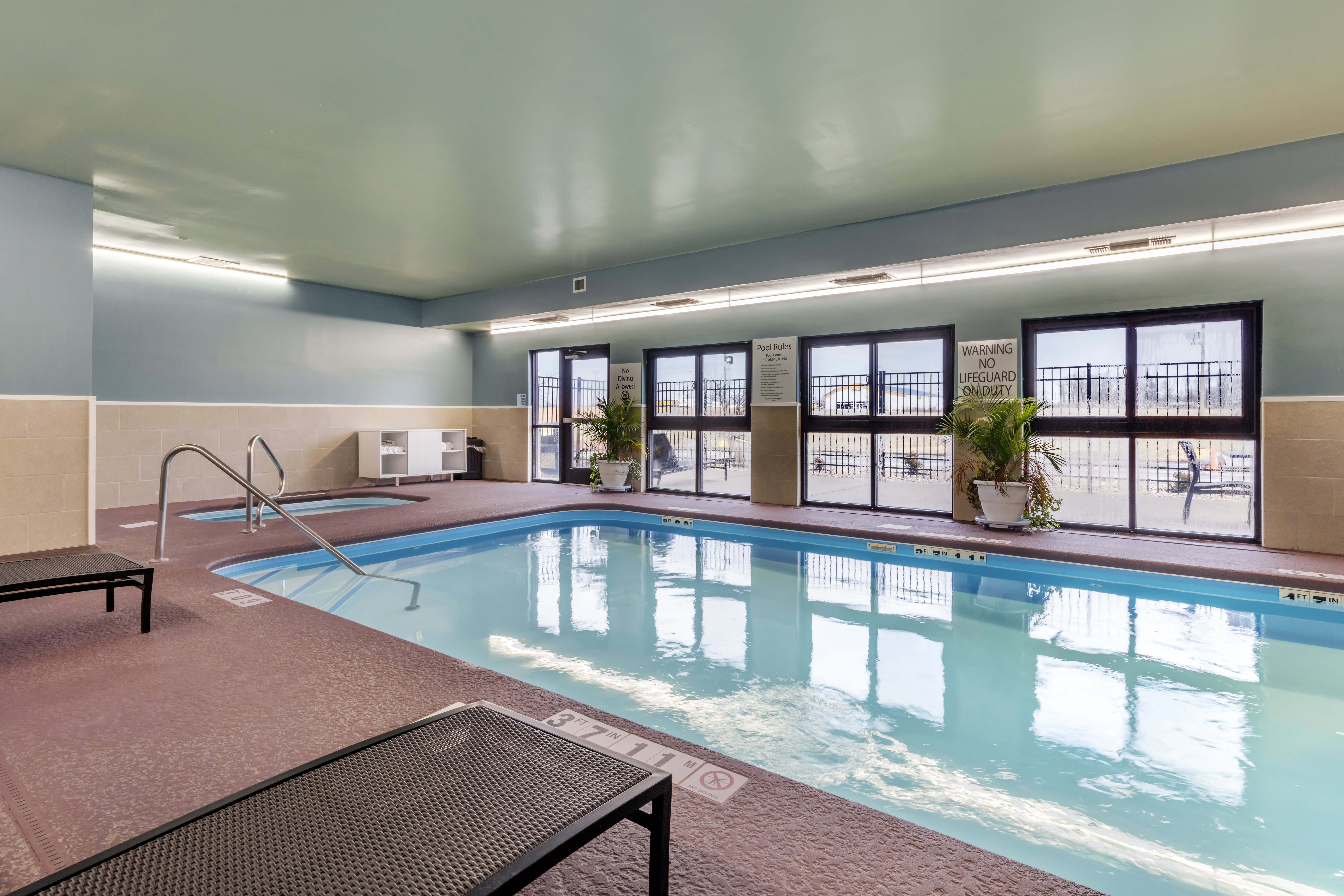Holiday Inn Express Metropolis 24/43