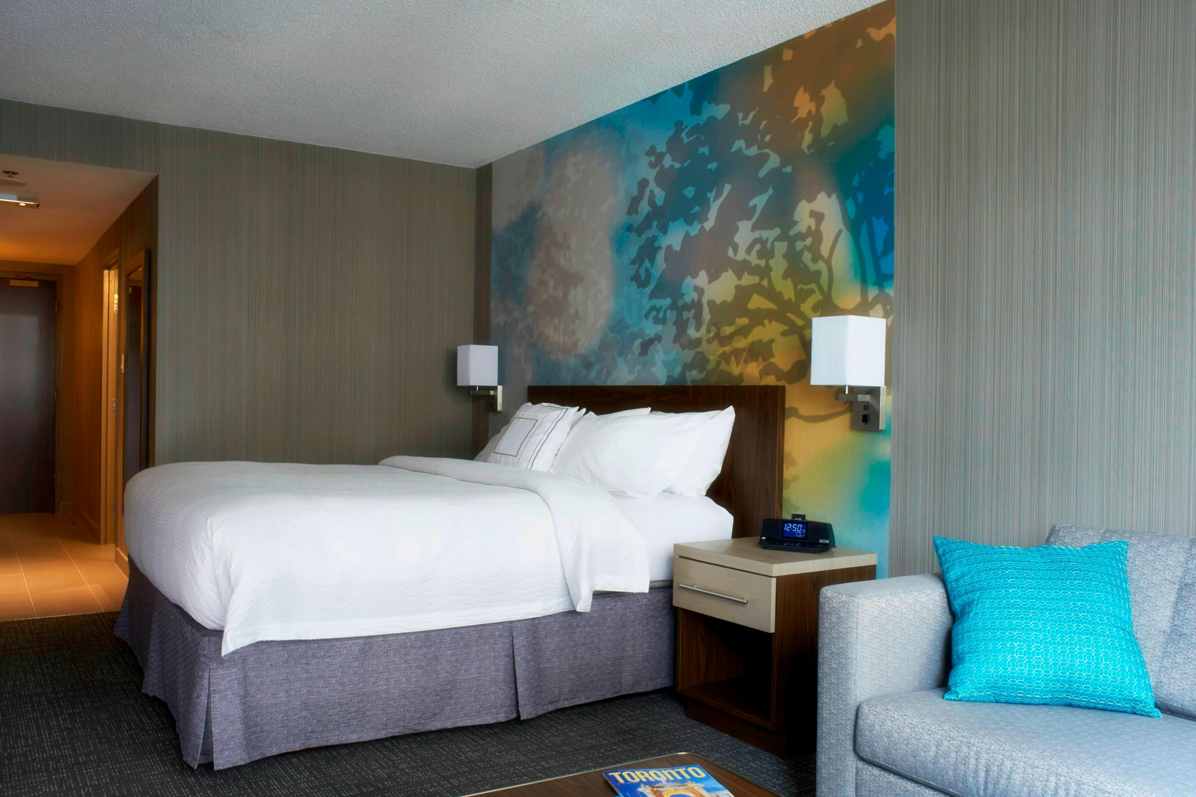 Room at Courtyard By Marriott Downtown Toronto, TORONTO