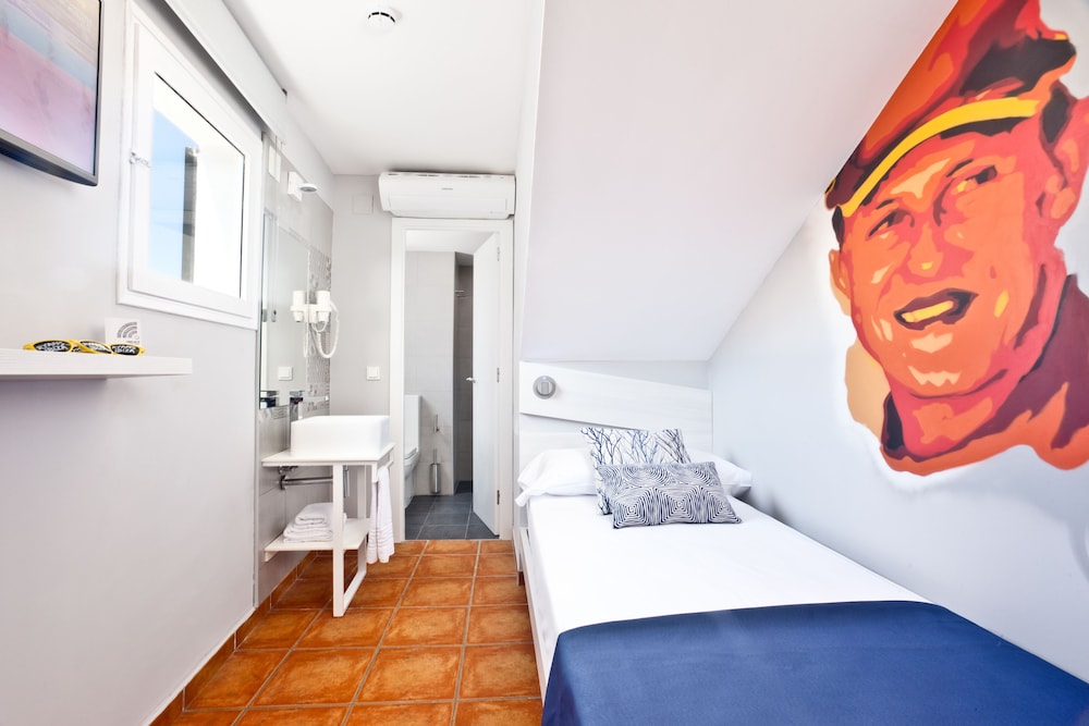 Hotel Ryans La Marina 19/69