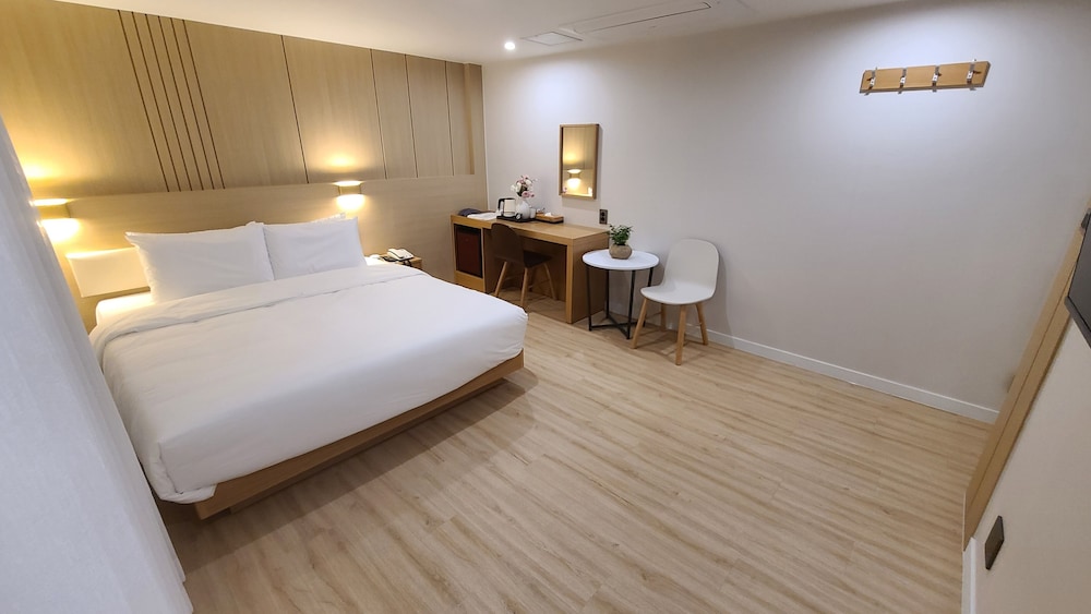 DELUXE, DOUBLE BED