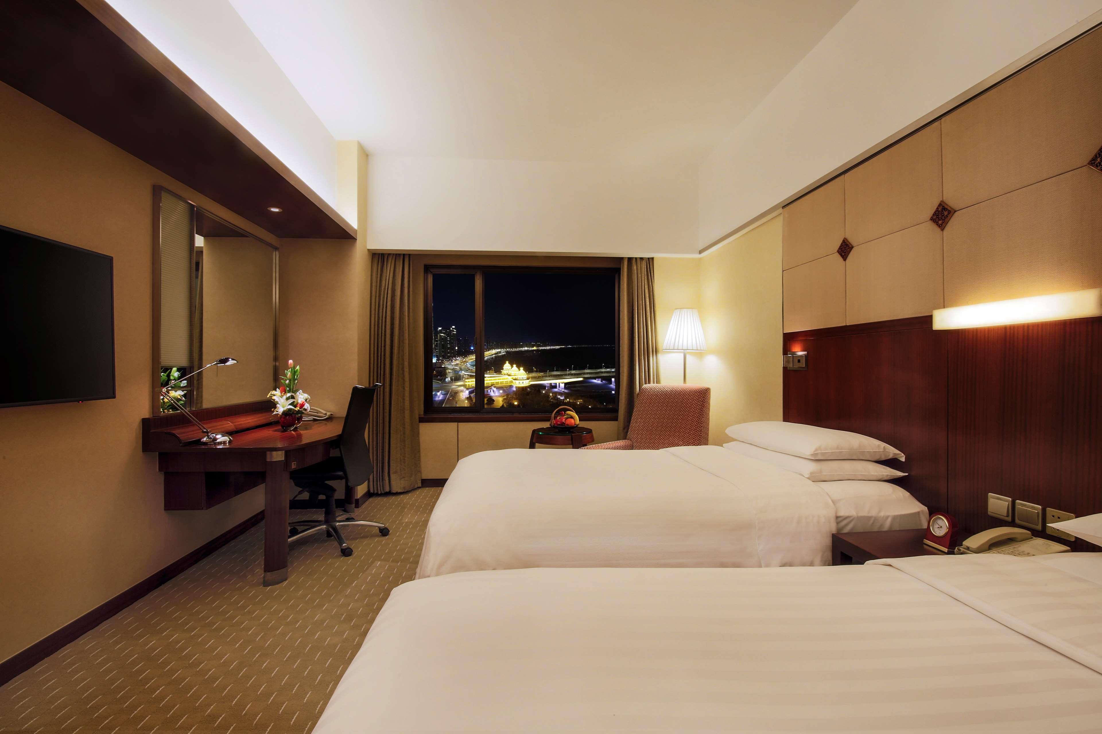 Horizon, Club, Twin Beds, River View