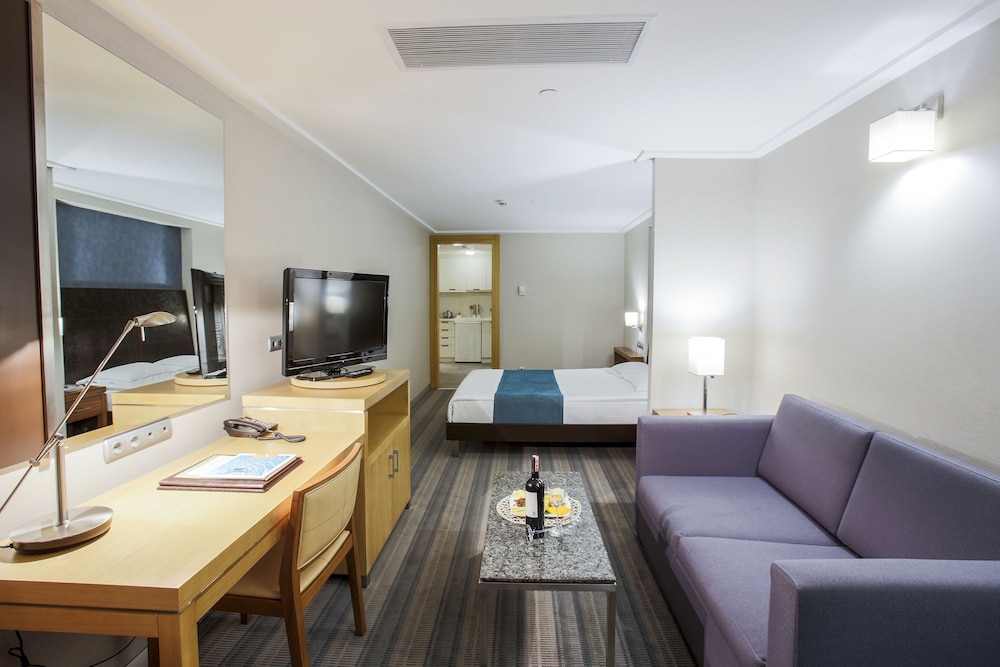 Housez Suites 36/65
