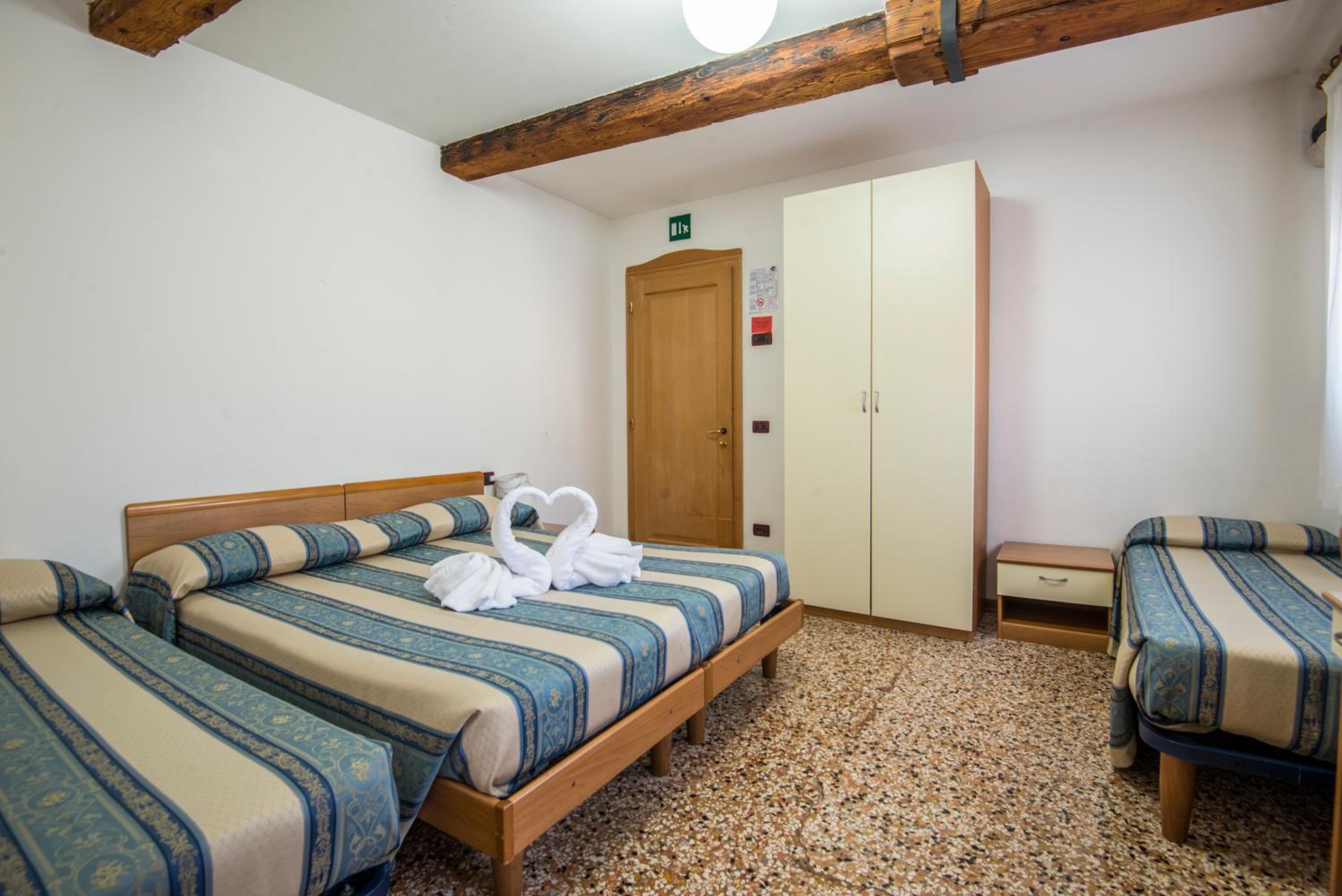 ROOM, QUADRUPLE