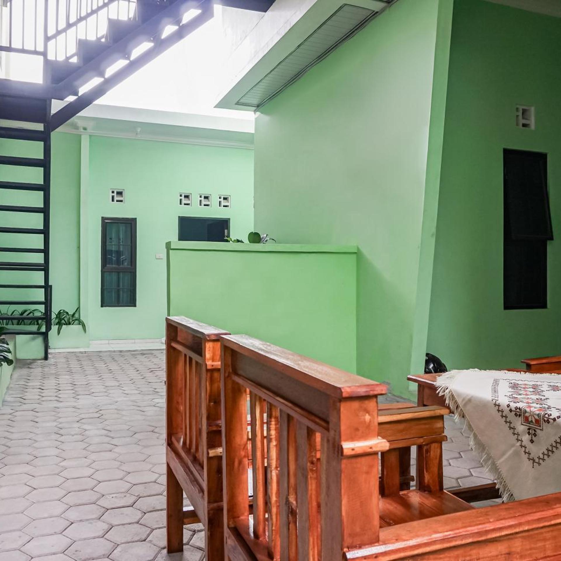 Hotel O Guest House Riharti Syariah photo5