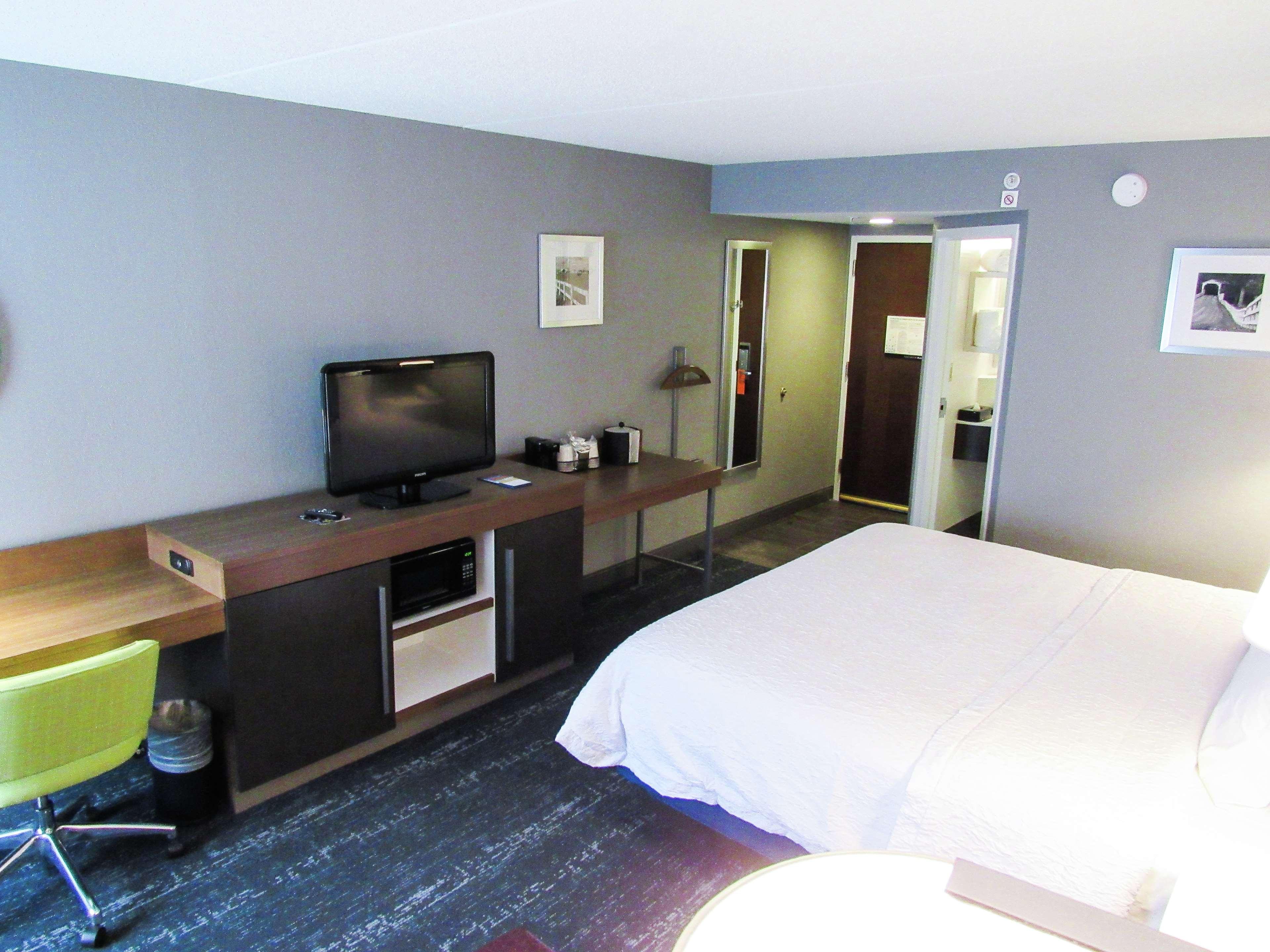 غرفة بسرير كوين، Hampton Inn Suites Newtown 3/4