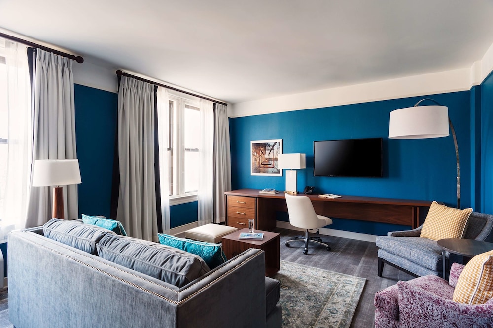 SUITE, KING BED, SOFA