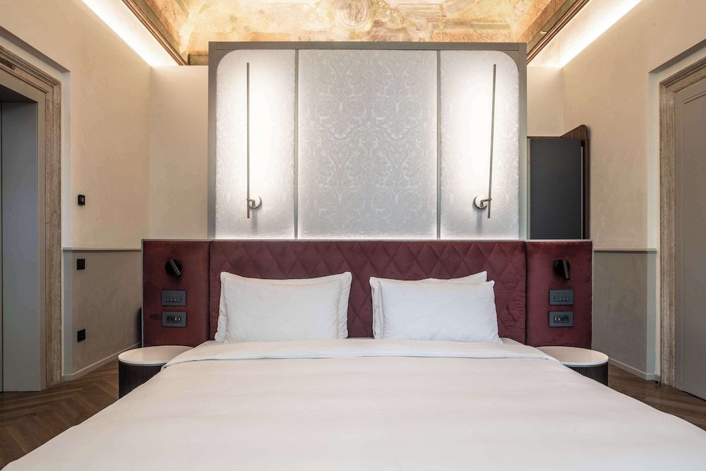 Renaissance, Junior Suite, King Bed