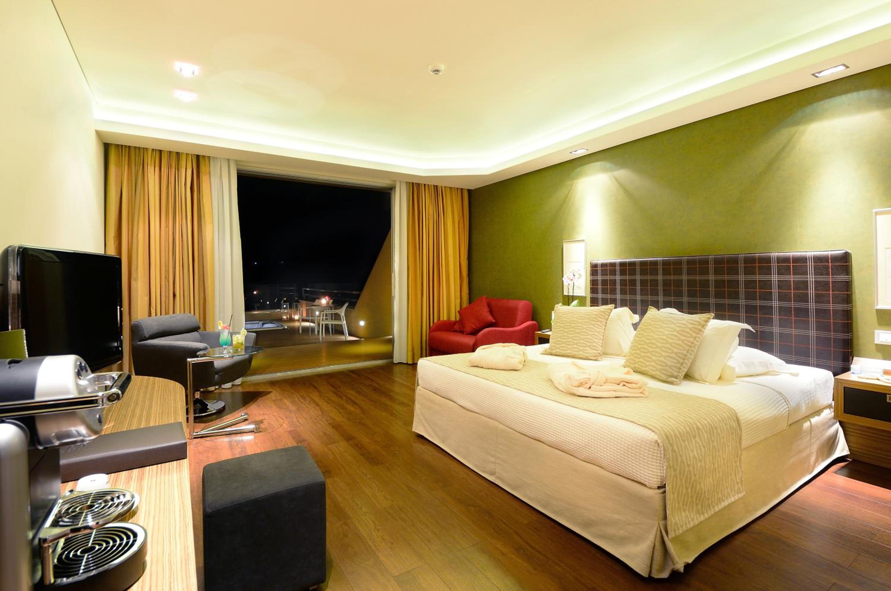 Royal, Double or Twin Bed, Sea View, Outdoor Jetted Tub