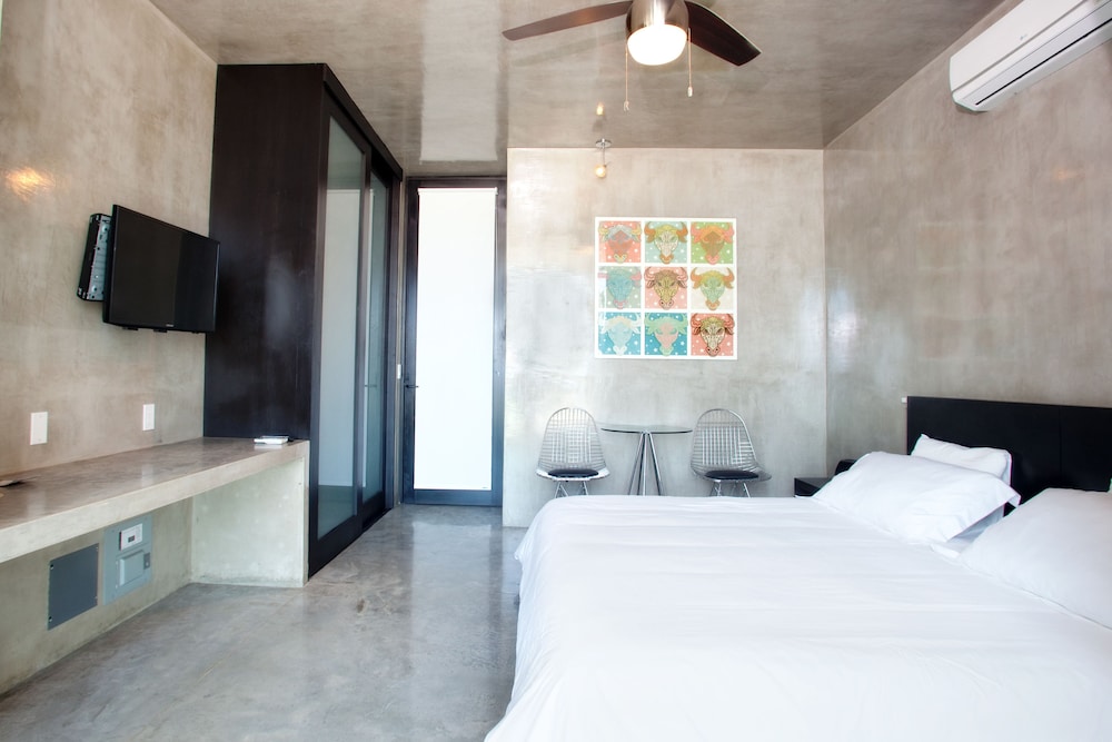DELUXE, KING BED