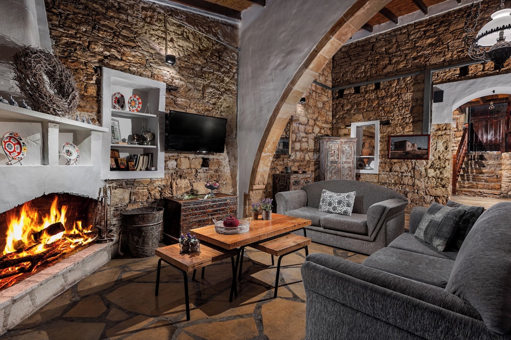 OINOESSA TRADITIONAL BOUTIQUE HOUSES 30/50