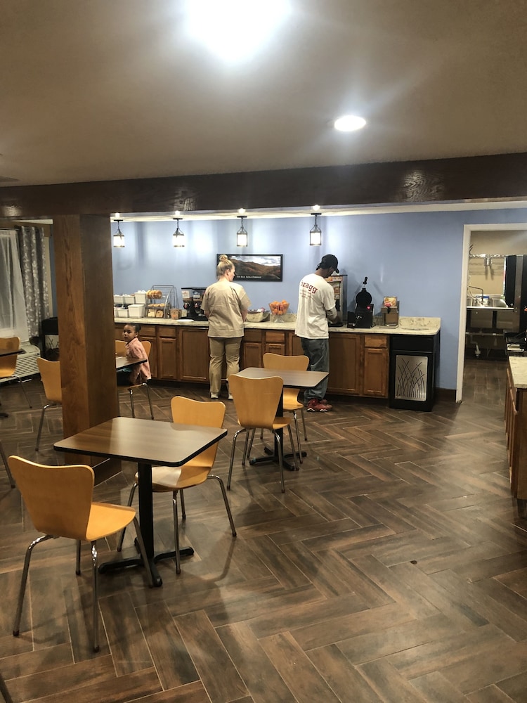 Super 8 by Wyndham Asheville/Biltmore 15/23