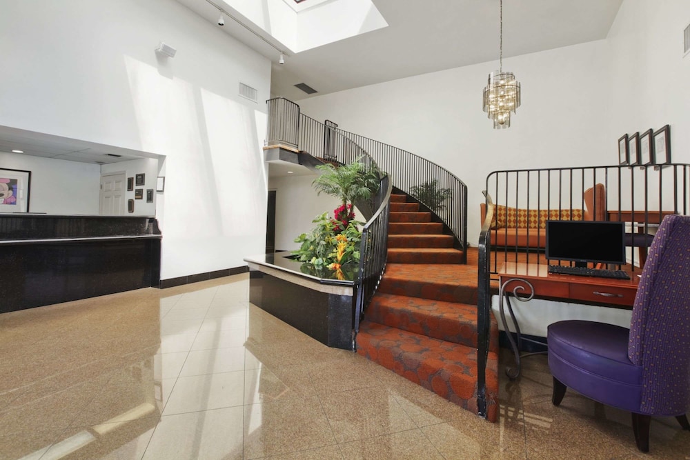 Travelodge Inn & Suites by Wyndham Anaheim on Disneyland Dr 13/31