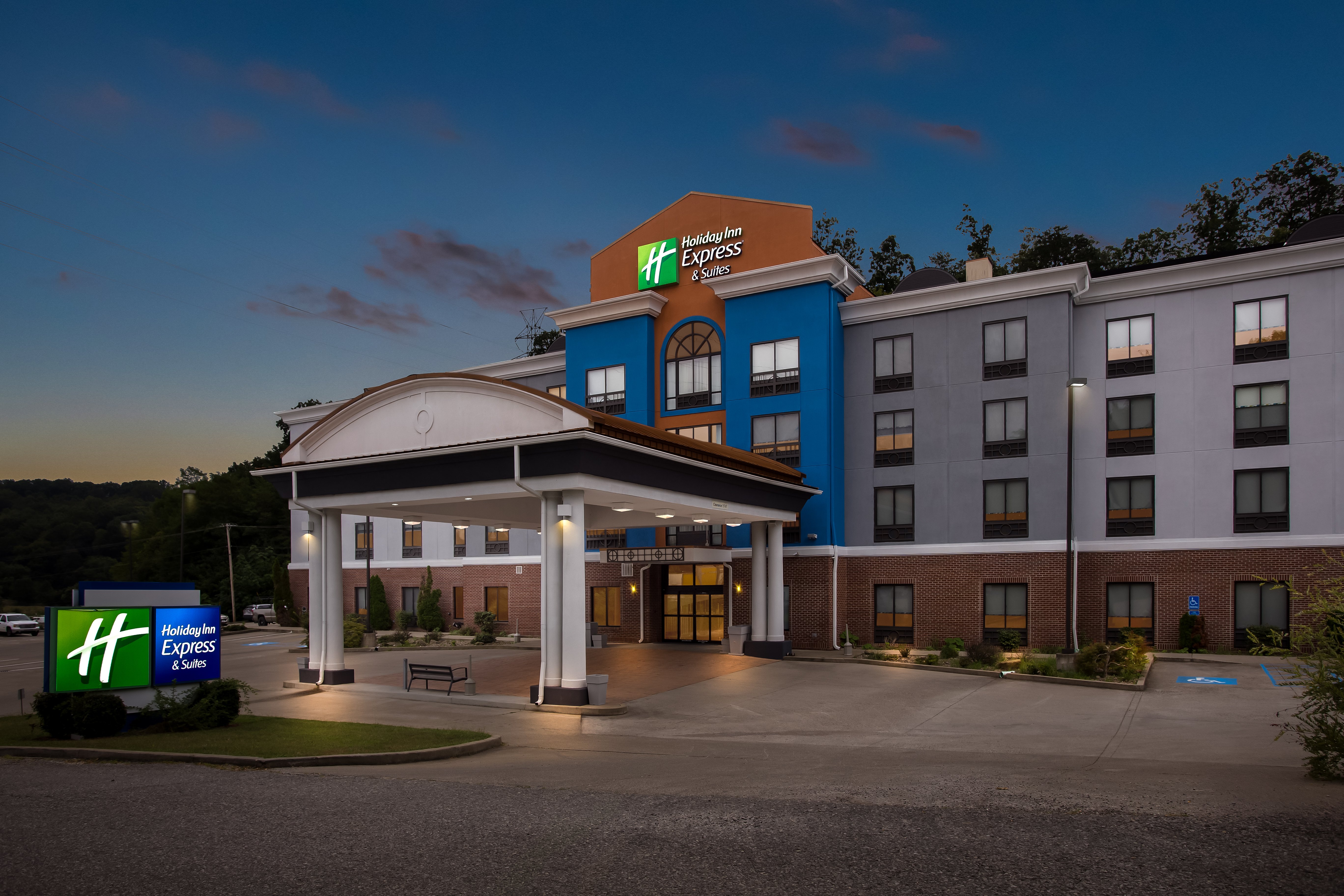 Holiday Inn Express Hotel & Suites Cross Lanes 4/75