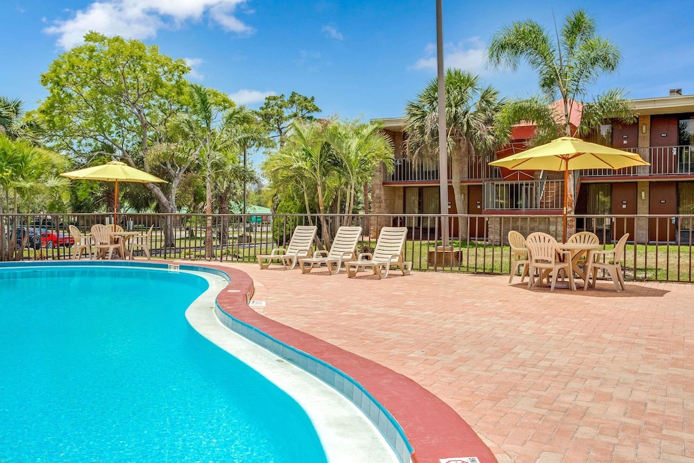 Days Inn By Wyndham Bradenton - Near The Gulf 4/43