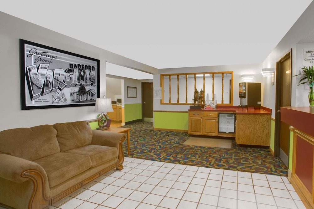 Super 8 by Wyndham Radford VA 4/26