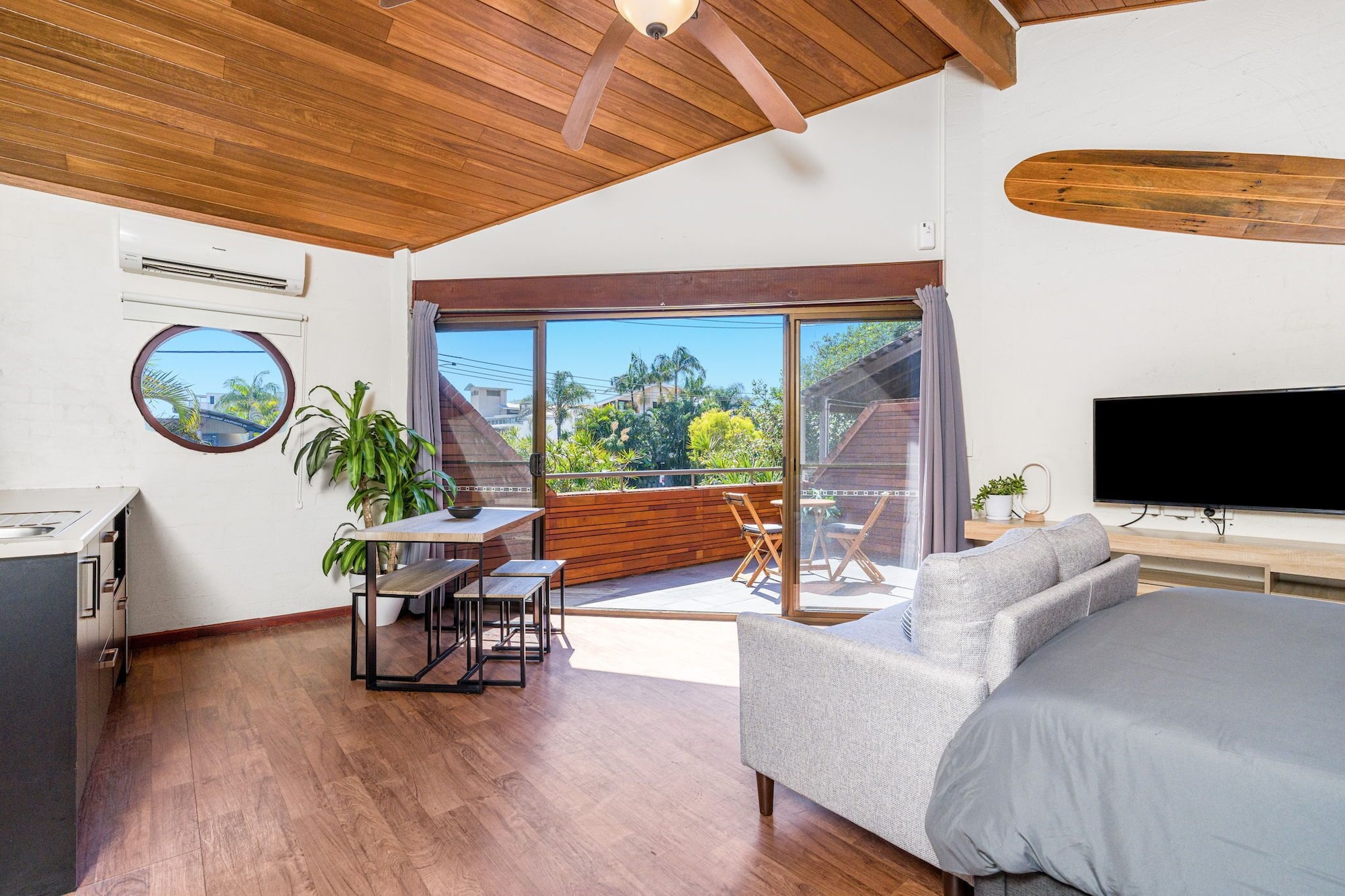 Motel, Deluxe, Queen Bed